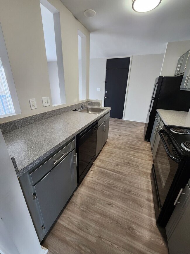 Building Photo - Crooks South- 2 Bedroom with 2 Balconies