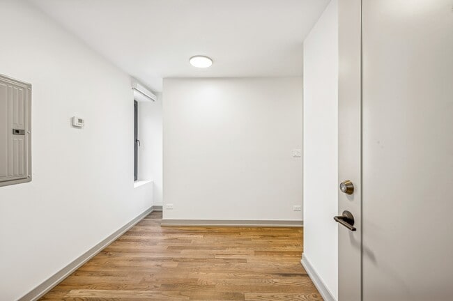 Building Photo - 1337 W Estes Ave