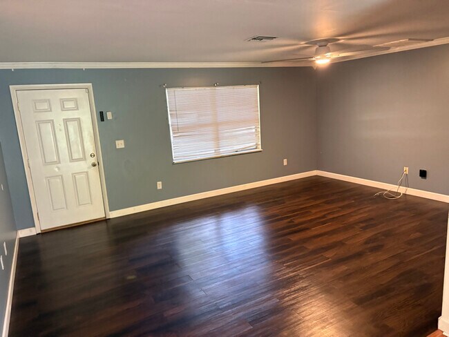 Foto del edificio - 5325 Lake Haven Blvd