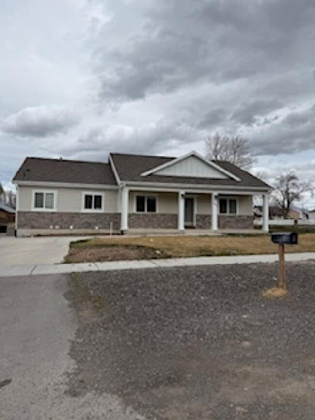 Building Photo - 491 E 200 N