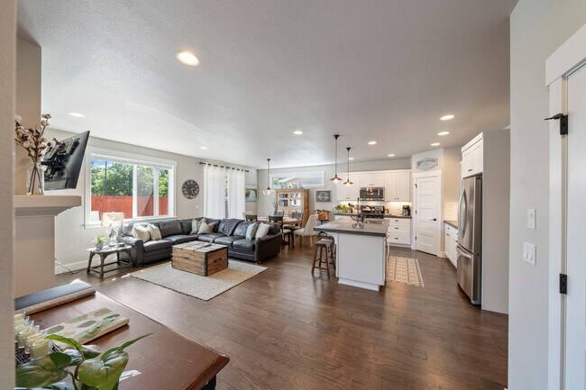 Building Photo - Furnished Three Bedroom Home Available wit...