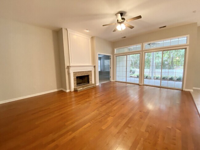 Foto del edificio - Spacious Three Bedroom Home in The Farm!