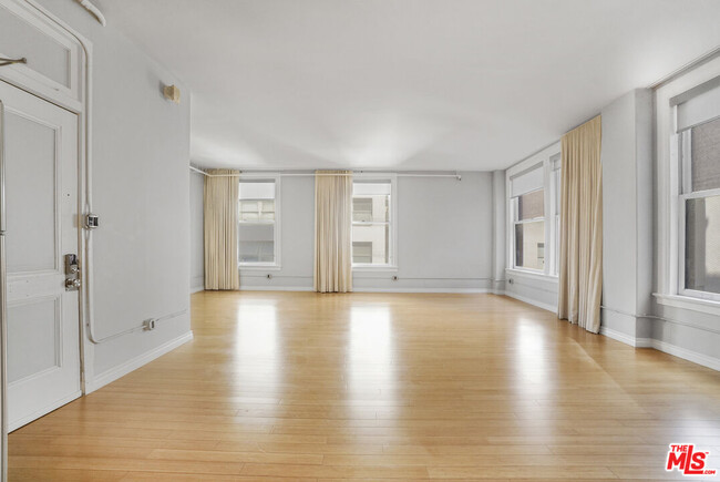 Building Photo - 215 W 7th St