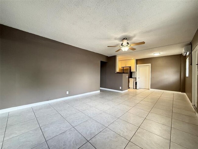 Building Photo - 530 NE 34th Ct