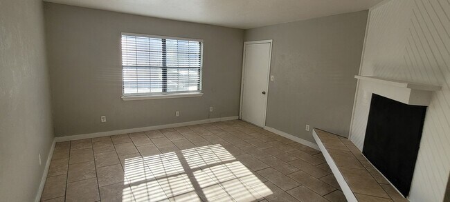 Building Photo - 2 Bedroom, 1.5 Bathroom 1st Floor Condo wi...