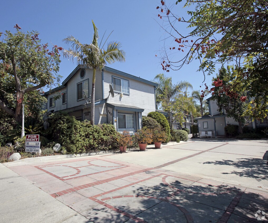 Primary Photo - 140 N Orange Ave