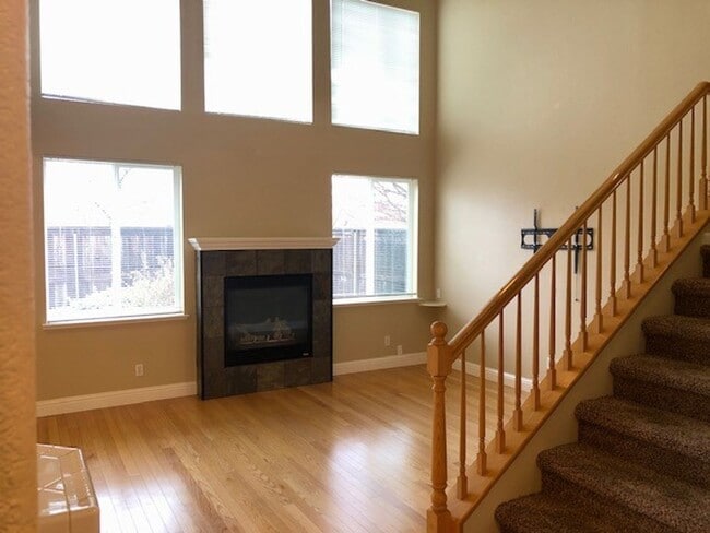 Building Photo - Gorgeous 2-Story 3 Bedroom, 2.5 Bath Home with 2 Car Garage Located in Folsom is Available NOW!
