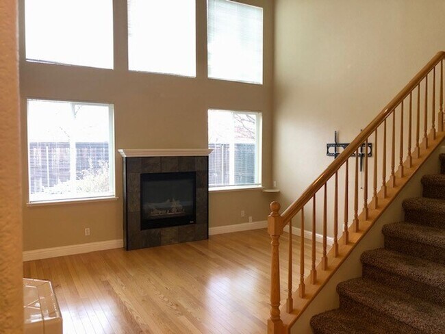 Foto del edificio - Gorgeous 2-Story 3 Bedroom, 2.5 Bath Home with 2 Car Garage Located in Folsom is Available NOW!