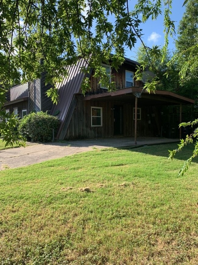 Building Photo - Unique & Affordable 2-Bedroom in the Heart of the Arts District ?