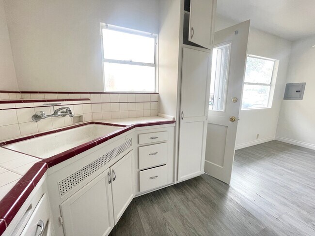 Foto del edificio - 525 E Valencia Ave