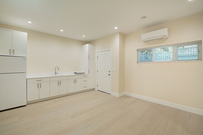 Building Photo - 0Bd/1Ba Seattle Studio