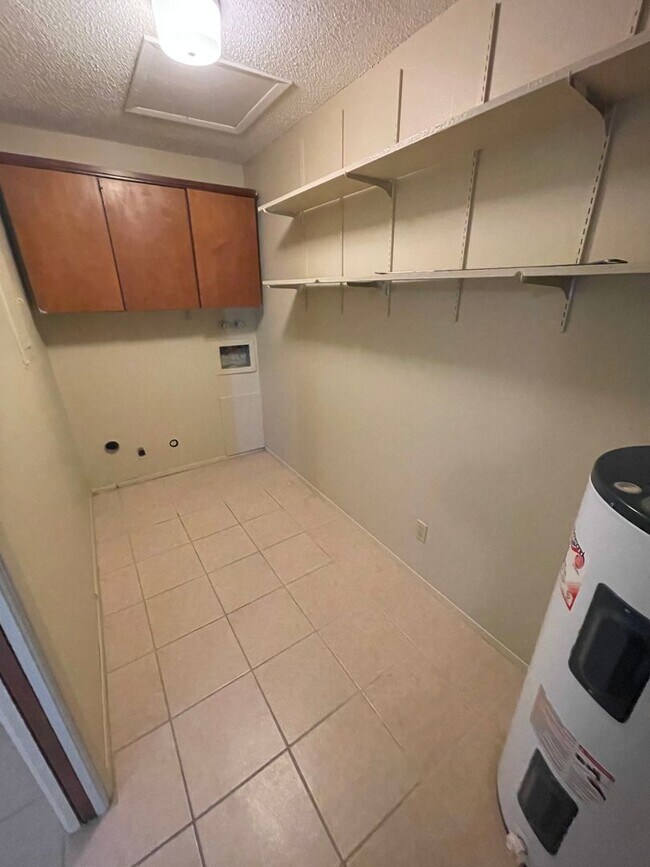 Building Photo - pay-1805