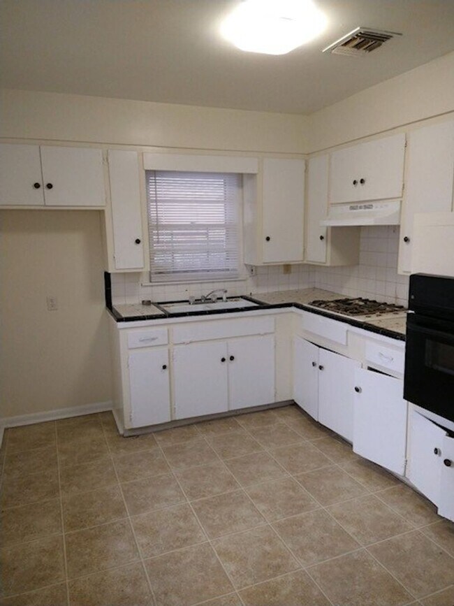 Building Photo - 2 bedroom