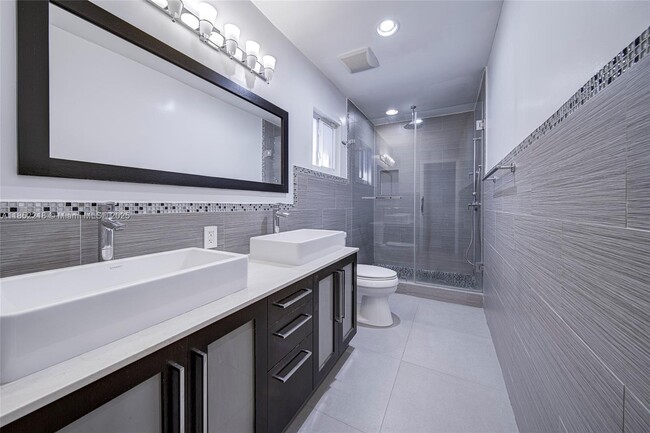 Building Photo - 621 SW 99th Pl