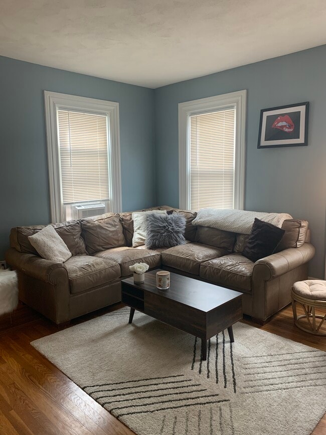 Living Room - 130 Sutton St