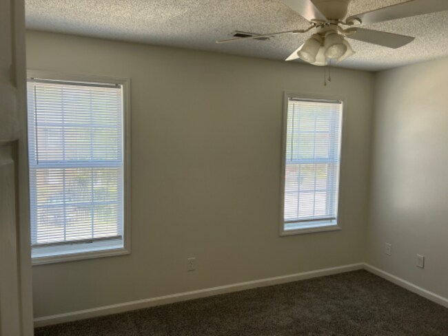 Building Photo - 5050 Lamppost Cir