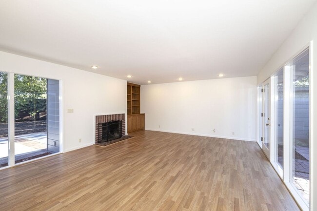 Building Photo - Wonderfully Located 3 Bed, 1 Bath Home- Close to Michell Park + Library, Shops, and More!