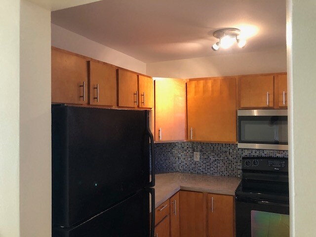2nd kitchen - 1100 N Shore Dr NE