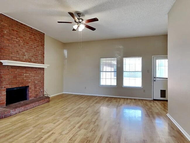 Building Photo - 923 Teakwood Ln