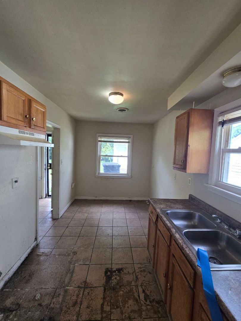 3942 E 186th St Cleveland, OH 44122 – photo 5