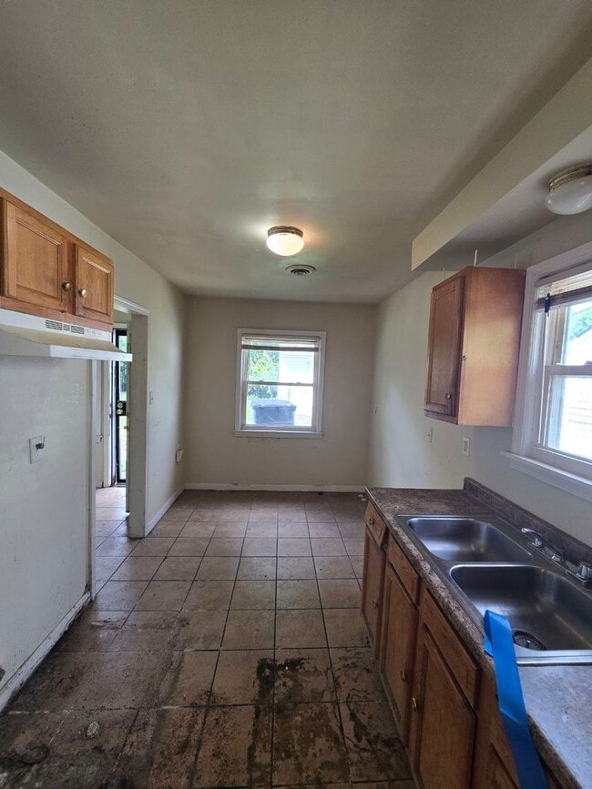 Building Photo - Cozy 3 bedroom single family home | one le...