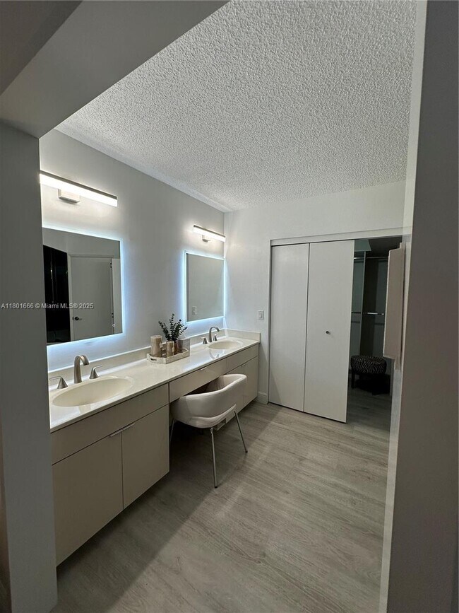 Building Photo - 3600 Mystic Pointe Dr