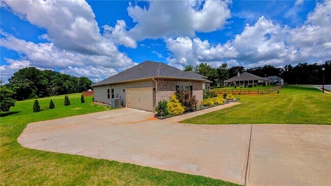 Foto del edificio - 6055 Creekside View Ln