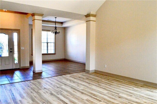 Building Photo - 1101 Shiraz Dr