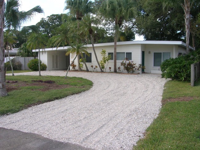 Building Photo - 1339 Royal Palm Dr S