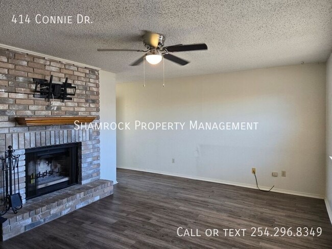 Building Photo - 3/2 Duplex in Midway ISD