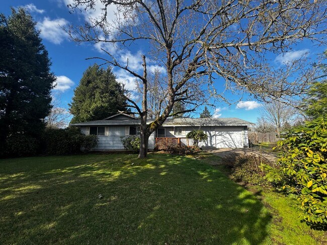 Foto del edificio - All new flooring and paint! Huge lot, desirable neighborhood!! Some new appliances, new light fix...