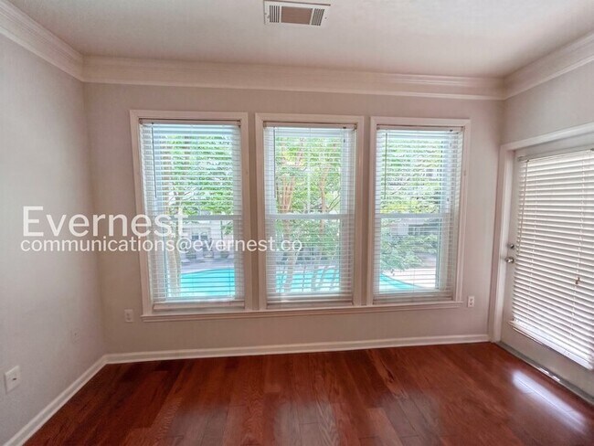 Building Photo - Lovely 2 Bed/2 Bath with Garage / Coming Soon!