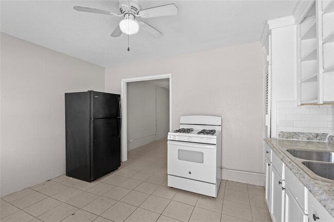 Building Photo - 818 3rd St N