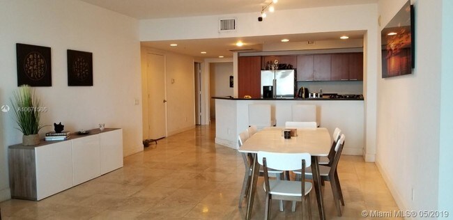 Foto del edificio - 14951 Royal Oaks Ln