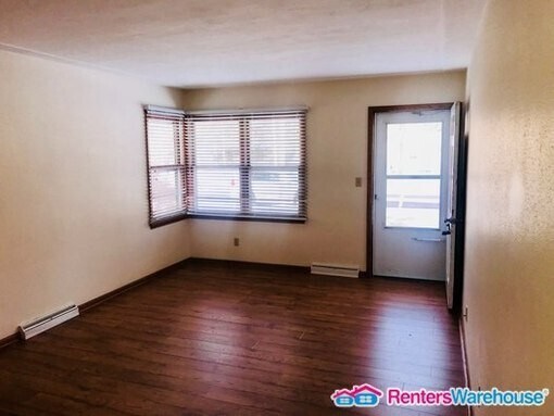 Building Photo - 2 Bed/1 Bath updated duplex!
