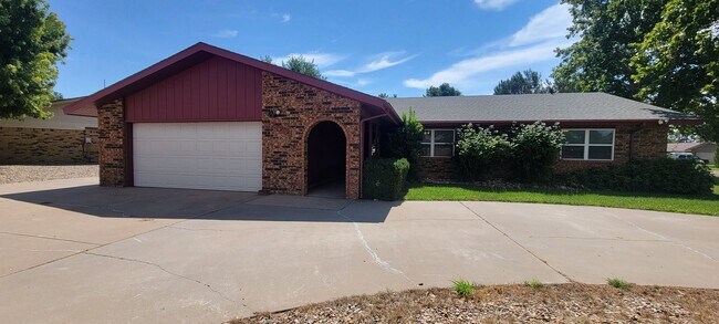 Foto del edificio - LARGE HOME IN NORTHEAST CLOVIS
