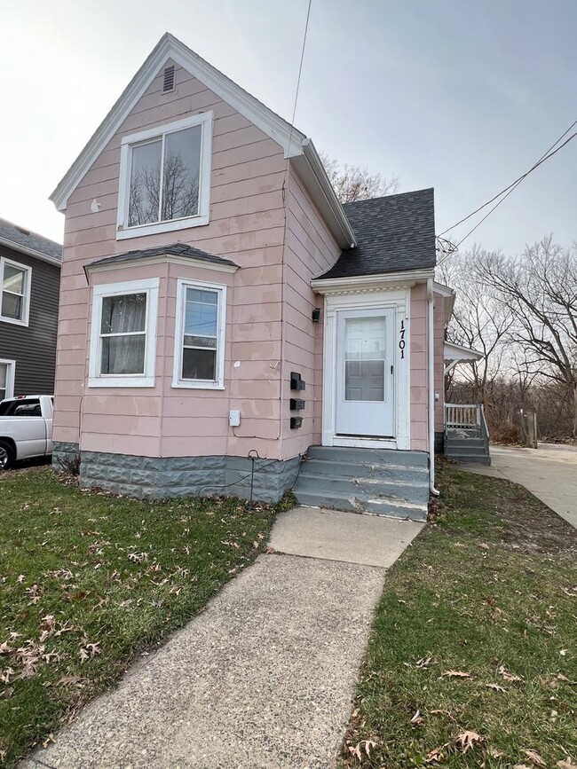 Building Photo - 1701 2nd St