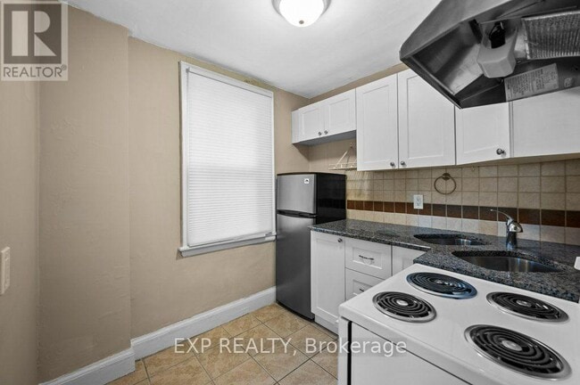 Building Photo - 128 Britannia Ave