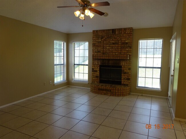 Building Photo - 612 Arapaho Dr