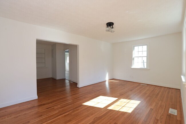 Building Photo - Charming Cape Style Home for Rent!