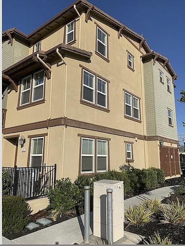 Building Photo - 556 S 22nd St