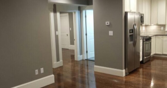 Foto del edificio - 384 Langley Rd