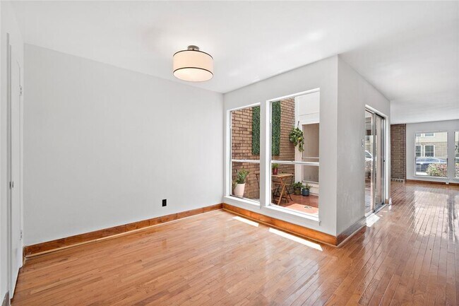 Building Photo - 5246 Woodlawn Pl