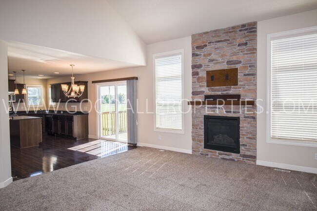 Building Photo - 4 Bedroom, 3.5 Bathroom in West Des Moines