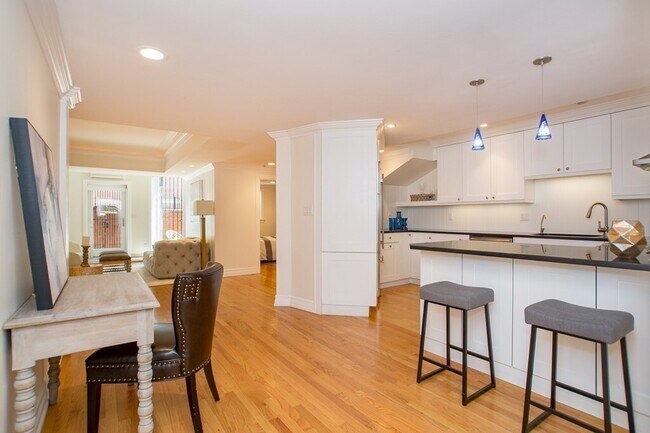 Building Photo - 388 Marlborough St