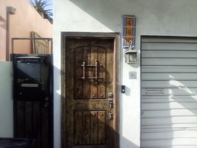 Front door/garage - 446 Linnie Canal