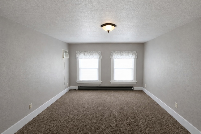 Building Photo - 1004 W 12th Ave