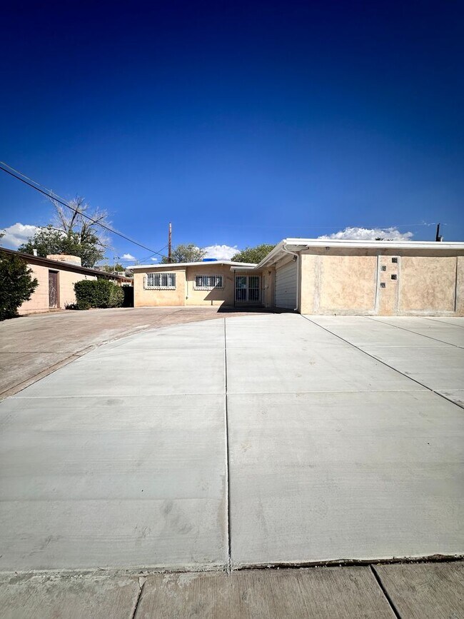 Foto del edificio - Move in special 4 Bedroom 2 Bathroom 1 Car...