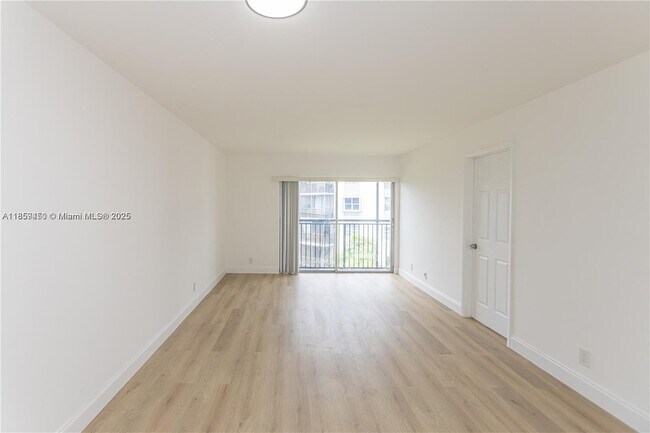 Foto del edificio - 8740 N Sherman Cir