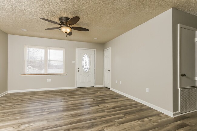 Building Photo - Beautiful 3 Bedroom